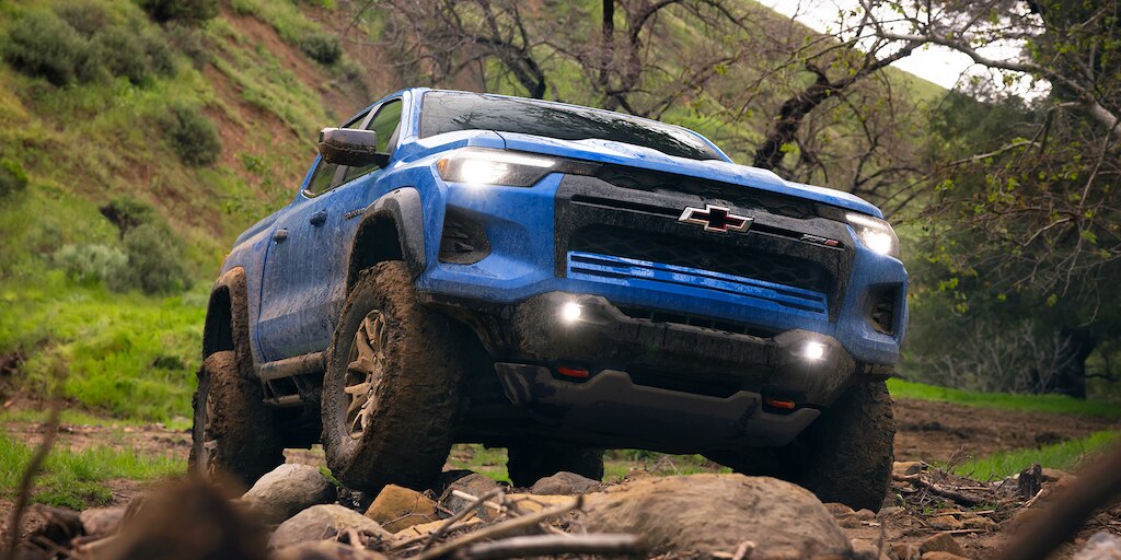 Vista inferior - Chevrolet Colorado ZR2 2025 4x4, con chasis más alto y más ancho calibrado especialmente para Off-road